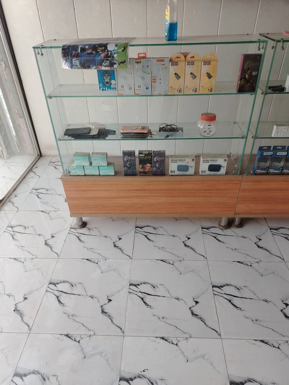 فاترينات عدد2وميز مكتبي و العارضه مال الأجهزه و العارضه الخلفيه ***********
