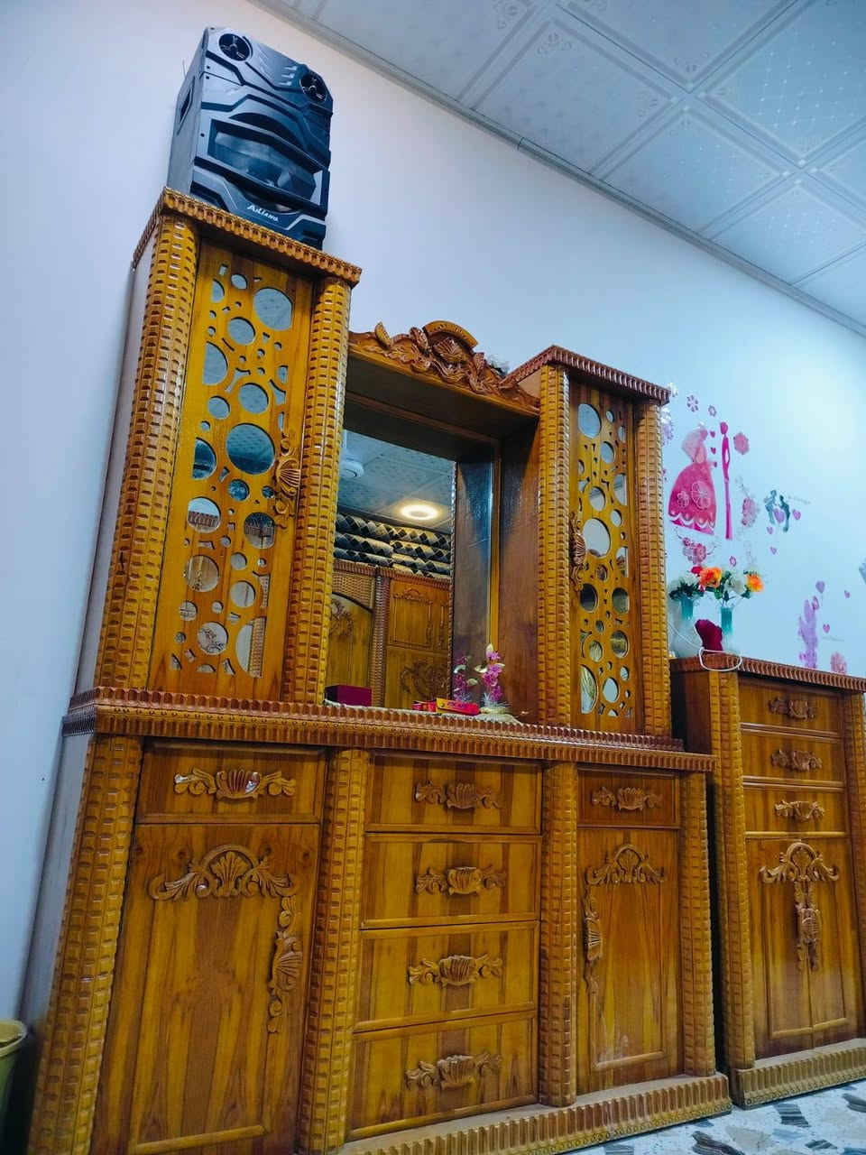 سلام عليكم غرفة اخشاب ثقيل ابراج فصال اني فصلتها للبيع عنوان حي الوليد سعر 1700بيها مجال فصلتها ومازوجت والله ***********بي وتساب
