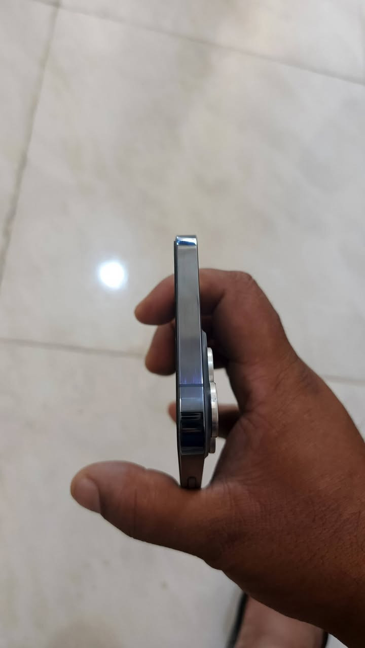 13 بروماكس للبيع لون بحري شرط الجهاز شخط مابي مامبدل بي شي وتر بروف ذاكره256 بطاريه 94  السعر 750 قفل قفل قفل مكاني بابل ***********
