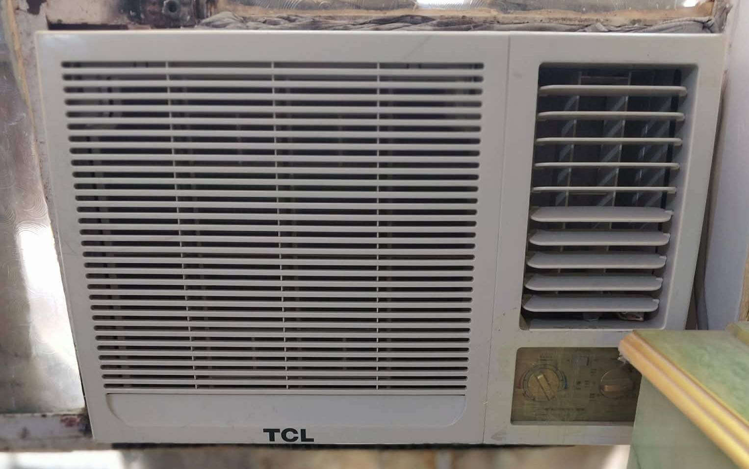 مكيف للبيع نوعيته TGL تبريد خير من الله تجي وتفحص بطل مو كبريسر  طن ونص سعر خاص او انتصال *********** مكان رفاعي قرب شركات نفط
