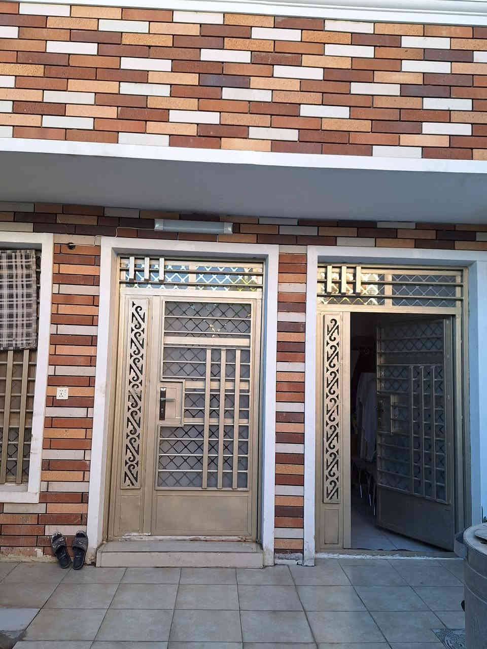 السلام عليكم دار للبيع المساحه ١٥٠متر الواجهه٦ متر النزال ٢٥متر العنوان شهداء البياع محله ٨٧٣ قرب شارع العوادي مقابل سياج مدرسة الرياحين يحتوي على غرفه عدد ٤ صاله هول داخلي منور صحيات عدد ٣ بيتونه كراج مطبخ الدار مرمم ترميم كامل طابو صرف سند مستقل موبايل صاحب الدار للإستفسار ***********  *********** بي واتساب
