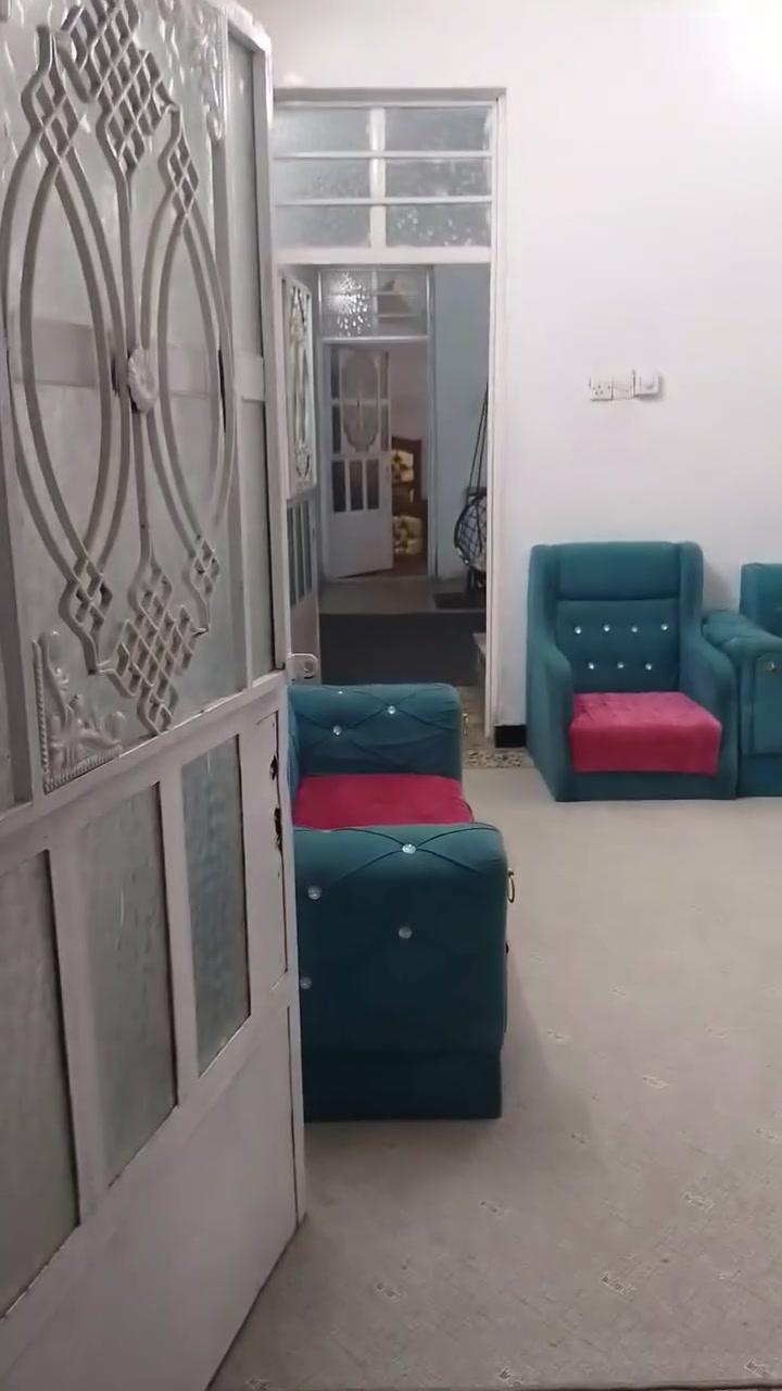 دار للبيع حيطارق لوسط مقابيل اركان ابو لنشائيه مساحته 100سعره 40وبي مجال مستعجل واتساب ***********
