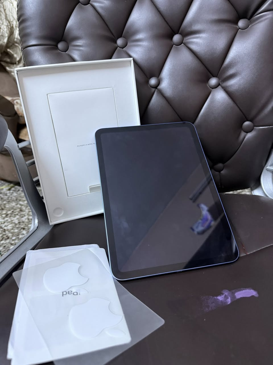 📱 ايباد جيل عاشر (iPad 10th Gen) - لون أزرق مميز
المواصفات:
 الذاكرة: 64 جيجابايت
الحالة الفنية: الجهاز مفحوص على برنامج 3uTools وماخذ درجة 98% (كل القطع أصلية وكالة وبدون أي تصليح).
نسبة البطارية: 84% (أداء مستقر).
الملحقات: الكرتون الأصلي + الشاحن الأصلي + ملصقات أبل.
الملاحظات:
الجهاز شغال بامتياز ولا يشكو من أي خلل تقني.
يوجد نقرات بسيطة في الزوايا (موضحة بالصور) ولا تؤثر على الشاشة أو الأداء.
السعر : 325 ألف
***********/بغداد - الاعظمية
