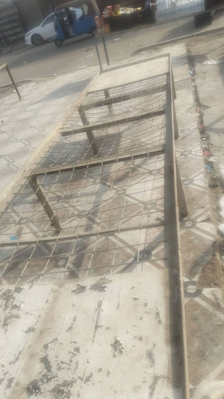 سلام عليكم ميز حديد مرتب 
يحتاجله ادامه 
الطول اربع 4 امتار 
العرض متر 
الارتفاع 80
السعر 125 الف 
العنوان الشعب قرب مستشفى الزهراء الاهلي 
***********
