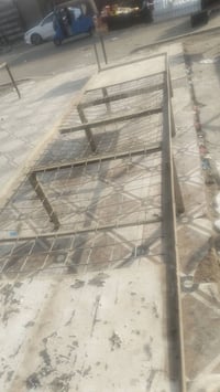 ميز حديد مرتب  يحتاجله ادامه  الطول اربع 4 امتار  العرض متر  الارتفاع ...