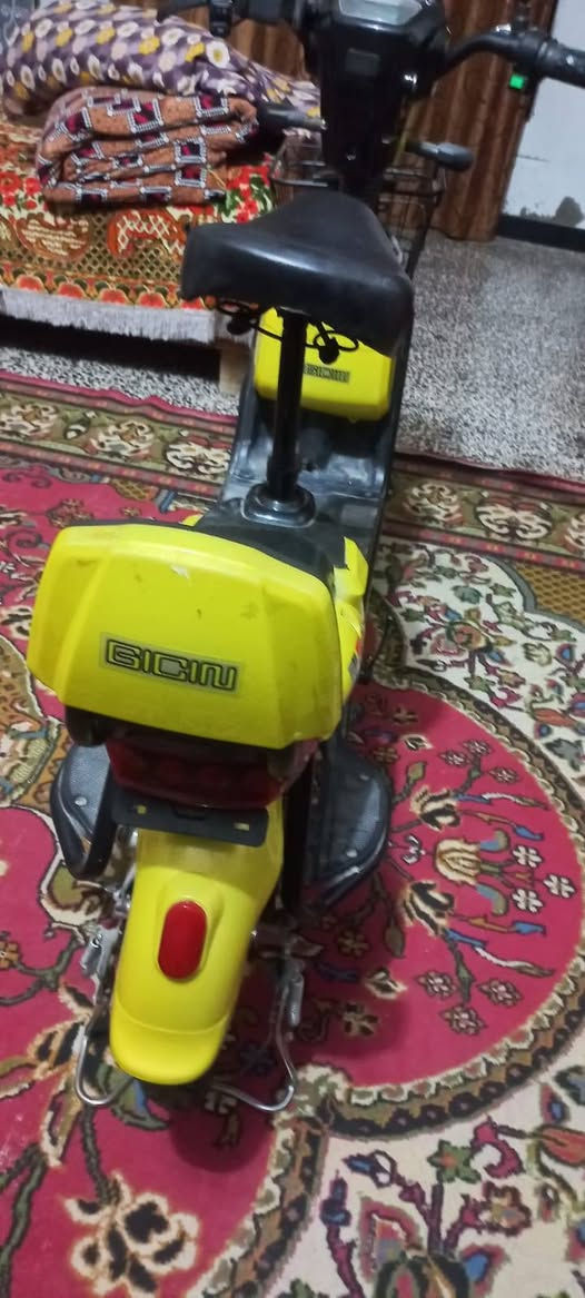 عندي دراجة شحن حجم ١٤ للبيع بس نقص بطاريات ماليها الاستفسار على هذا الرقم *********** مكاني ديالى خان
