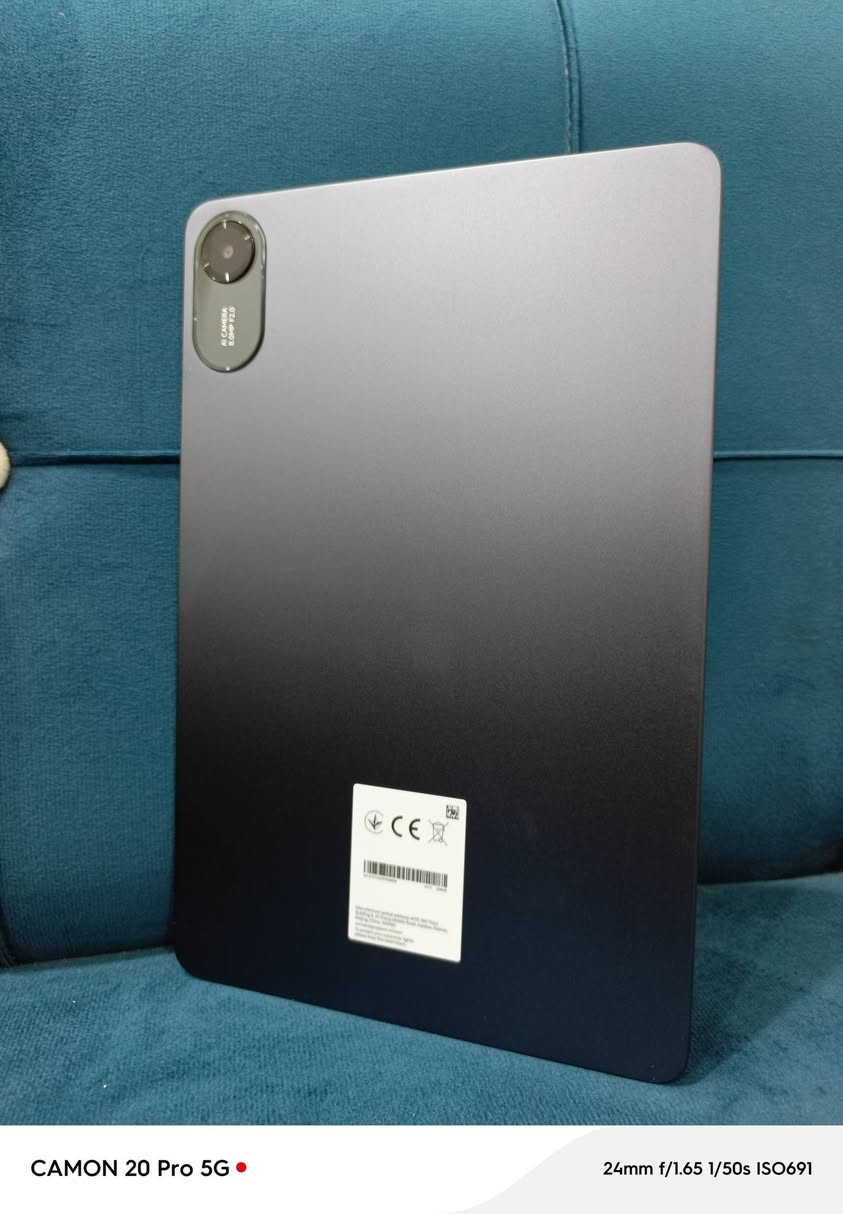 للبيع: تابلت Redmi Pad 2 (نسخة Bundle مع الكفر الأصلي) 📱✨

جهاز تابلت حديث وعملي، يجمع بين الأداء المستقر والشاشة المميزة.

المواصفات 
الشاشة: 11 إنش بدقة 2.5K (2560 × 1600)، تدعم معدل تحديث يصل إلى 90Hz لسلاسة في العرض، وسطوع يصل إلى 600 شمعة.

المعالج: MediaTek Helio G100-Ultra (ثماني النواة بتقنية 6 نانومتر).

الذاكرة (RAM): 8 جيجابايت.
التخزين: 256 جيجابايت، ويدعم توسعة الذاكرة عبر كارت ميموري (MicroSD) حتى 2 تيرابايت.

البطارية: سعة كبيرة 9000 مللي أمبير تدعم الشحن السريع.

الكاميرات: خلفية 8 ميجابكسل، وأمامية 5 ميجابكسل.

الصوت: 4 مكبرات صوت (Quad Speakers) تدعم تقنية Dolby Atmos.

نظام التشغيل: يأتي بواجهة Xiaomi HyperOS.

الايباد موجوده كل الملحقات مع الكارتون ... على. الفحص استعمال 10 اشهر فقط . موجود وصل الضمان 

السعر 250 
واتساب
***********
