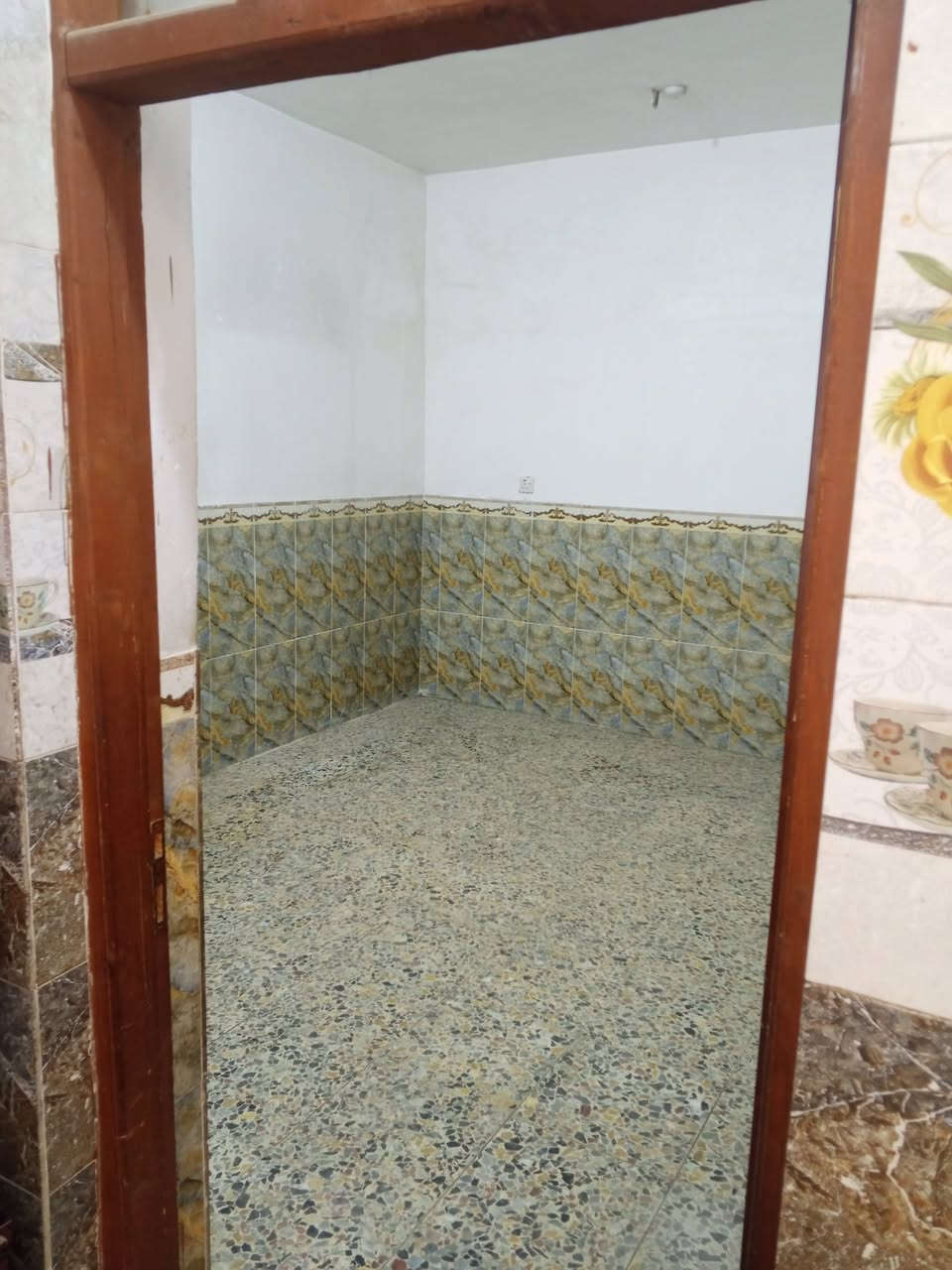 سلام عليكم نصف قطعة خلفية للبيع مساحة 75م بناء جديد و نظيف طابق و نص أم نجم شارع سالم قرب ماركت ابو حسين السعر 87 و بيه مجال 
الاستفسار 
***********
***********
