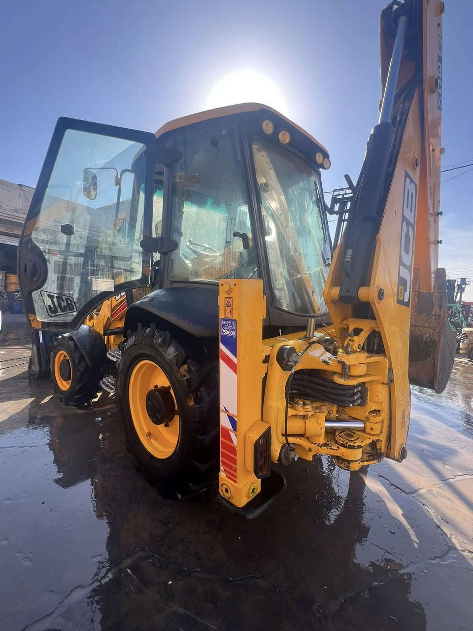 2018

بم نوزل بلاد 
7000 عدد الساعات 
مكينة و كير كلهن بشرط 
اكسلات جدد 
تايرات حاله جيده 
***********
***********
✅✅✅✅✅✅✅
