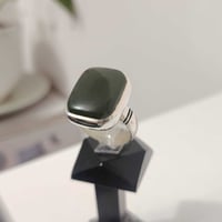 خاتم من حجر اليشم اليماني الطبيعي صياغه ثقيلة وجميلة فضه عيار ٩٢٥ يوجد...