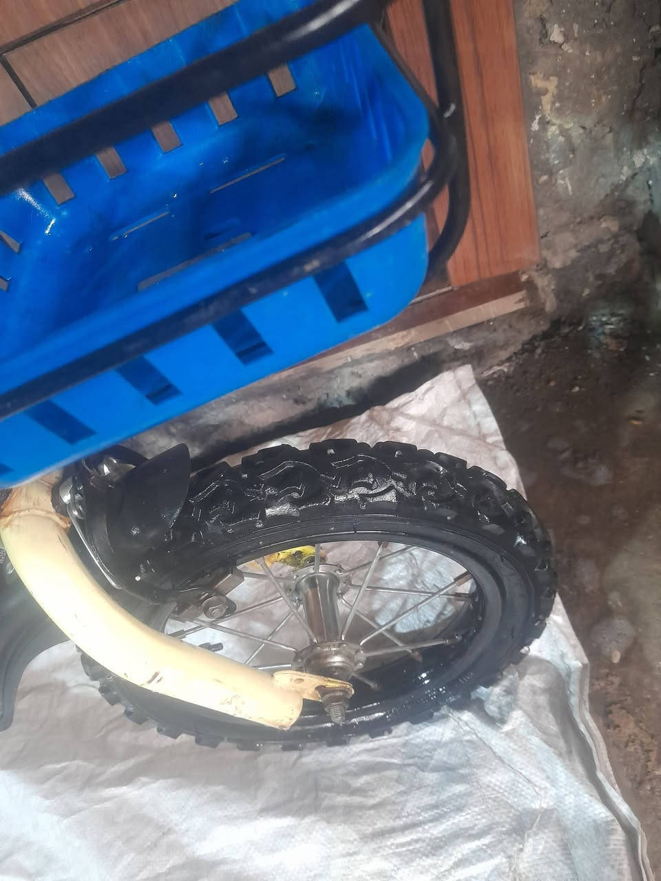 السلام عليكم باسكلات حجم ١٢ نوعية ممتازة ونظافة كلش كاملات من كلشي اي نقص مابيهم ابو السلة ٢٥ الف والثاني ٢٠ الف وسكوتر أوربي ١٥ الف وثلاث تايرات ١٥ الف بعقوبة التحرير ***********
