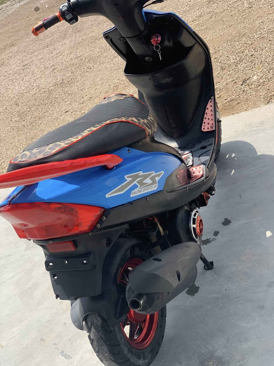 دراجه ماكس للبيع دراجه معدل عليه ودراجه نضيفه كلشي شغال بيه مابيه اي نقص لاستيكه موجوده كامله دراجه ولزكات كدام العيون شلتهن دراجه مابيه اي نقص مكاني صكلاويه تواصي ***********.
