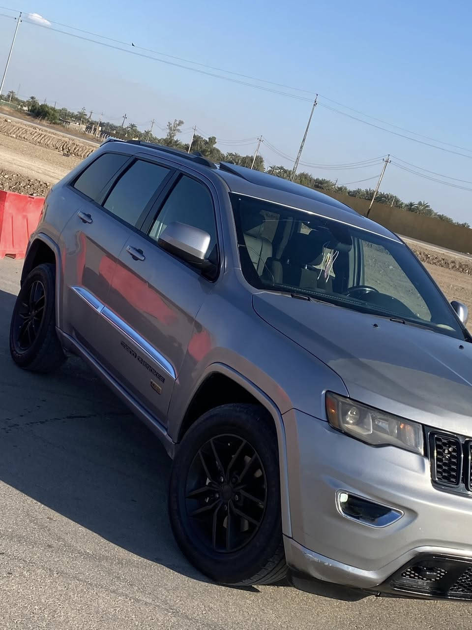 جيب شيروكي ٢٠١٦
ستينيه ماشيه ٧٥ حقيقي
استخدام شخصي 
السياره حادثه بمريكا جاملغ +بنيد 
+باب الي وره السايق سرقه
وهنا صارت بيها طخه بين قوسين ابيع احزام
موصفات 
كامره دواره +حساس
كراسي تدفئه +استيرن
شفتات استيرن
فتحة سقف
تحكمات جهتين
قطعتين تبريد 
صندوق كهربائي
شاشه كبيره
محرك ٣٦٠٠
ملاحظه المحرك بي رواجز 
شباب اقره المنشور قبل الاتصال فدوه 
السعر ١٦٥ وبيها مجال بسيط جدا
مكانه بغداد الدوره شارع ٦٠
الرقم ***********
