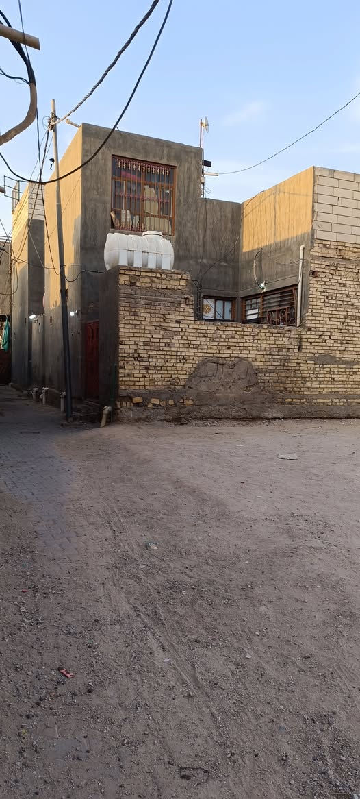 بيت في حي الكرامه100 متر.  يحتوي على غرفه نوم وبراني وصاله وغرفه ملحق مع البيتونه و٢حمامات للأستفسار الاتصال ***********
