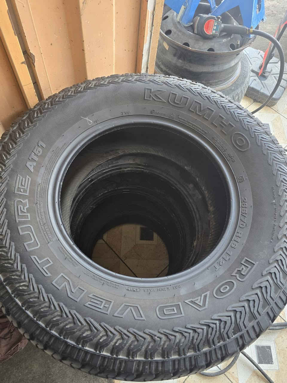 السلام عليكم 
يتوفر تاير باله 
حجم ١٧  ٦٥    ٢٦٥
حجم   ١٦   ٧٠    ٢٦٥
***********
الرميثه شارع العام
