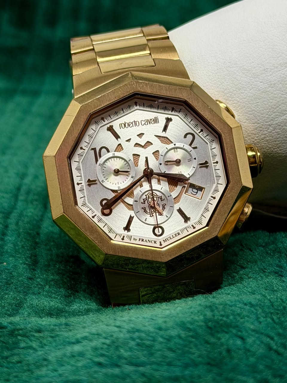 ⌚ للبيع: ساعة Roberto Cavalli by Franck Muller (إصدار النخبة)
ملخص العرض: ساعة تجمع بين فخامة التصميم الإيطالي ودقة الصناعة السويسرية، بحالة ممتازة وتفاصيل تخبل، مثالية للهواة والباحثين عن التميز.
تفاصيل الساعة:
• الماركة: روبرتو كافالي (Roberto Cavalli) بتوقيع المصمم العالمي فرانك مولر (Franck Muller).
• الصناعة: سويسرية أصلية (Swiss Made).
• القطر: 42 ملم (حجم مثالي يبرز هيبة المعصم).
• الجامة (الكريستال): زجاج زفير (Sapphire Crystal) مقاوم للخدش بشكل فائق.
• المينا: تصميم هندسي مميز بنقشة شعار الماركة، مع عدادات كرونوغراف وتاريخ.
• اللون: ذهبي ملكي متين يعكس الإضاءة بشكل رائع.
• المقاومة: مقاومة للماء حتى عمق 50 متر (5ATM).
ليش تقتني هاي الساعة؟
• تصميم الـ Octagon (الثماني الأضلاع) يعطيها طابع عصري وقوي يشبه الساعات العالمية الفاخرة.
• شراكة فرانك مولر تضمن لك ماكينة سويسرية دقيقة وعالية الجودة.
• الساعة تعتبر قطعة فنية واستثمار حقيقي لعشاق الساعات.
💰 السعر: 550$ (قابل للتفاوض البسيط للجادين).
📍 المكان: الحلة / بابل (أو حسب رغبتك في تحديد طريقة التسليم).
للإستفسار أو الشراء، يرجى التواصل على الخاص.
حي الله من زارنا وتكحل عينه بهاي التحفة!


**إذا كنت صاحب هذا الإعلان وتريد حذفه لأي سبب، رجاءا أرسل رسالة إلى الدعم الفني**