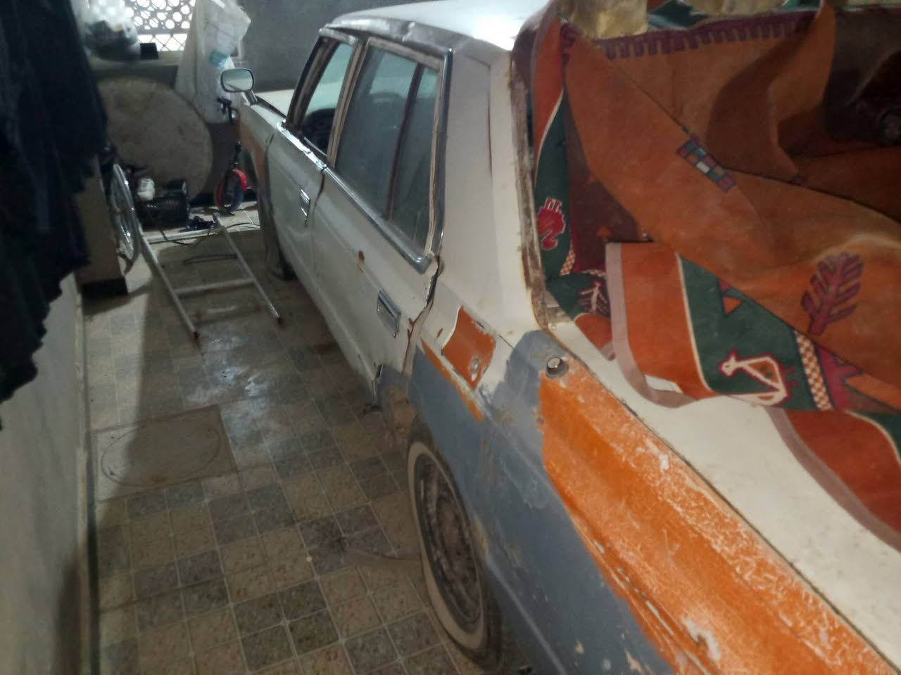 مرخصة الادمن گراون 1982 تخم تاير حدايه خير من الله مكينه وكير مكفولات vvt2500 بس بيها الچبنه البين مكينه والكير ذب  خلي بانزين ودهن وترايك لبصره بس سياره متروكه صار اقل   شهر تقريبا رحت لشغل خارج الديوانيه وتركتها كهربائي شغاله بس لايتات يرادلها گلوبات ماو وكفتني فد يوم الله شاهد وكاله عامه باسم صاحبي تريد مداور تريد وكاله باتري جديد هيئه وغرامه ما اعرف شكد عليه السعر 11 وبيها مجال 
العنوان الديوانية 
رقم ***********  اتصال واتس موجود وتجي وتشوف بعينك خير من الله السياره بلا زحمه السعر معجبك او السياره اعبر المنشور الله شاهد لو ما عندي شغل خارج المحافظه جان ضليت بيها على باب الله ملاحضه كاتها الوصخ🤣المكينه بس شوفها تشرد من تراب والوصخ
