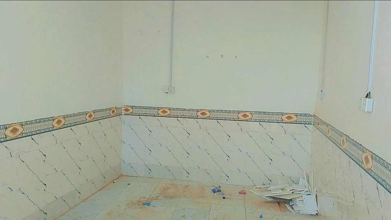 بيت للايجار مساحته 👈 100م
( غرفه ___ هول ___ مطبخ ___ استقبال ___ صحيات ___ ممر ___ السقف صب كونكريت ___ الارضية سيراميك ) 

#الخدمات 👇
1 كيبل ضوئي انترنت ✅ 
2 مي بدون ماطور ✅ 
3 مولد ذهبي ✅ 
4 الارضية سيراميك ✅ 
5 السقف صب كونكريت ✅ 
6 استلام مباشر ✅ 
7 عرض الشارع 7م ✅
8 ثالث بيت ع شارع التبليط الرئيسي مال المنطقه ✅ 

سعر الإيجار 👈 ( 150 الف ) 
#للاستفسار__مراسله__الصفحه
