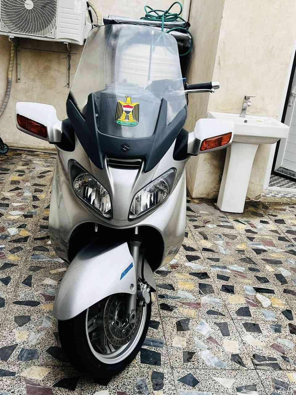 اللهم صل على محمد وال محمد 
سكاي ويف 650 فول مواصفات بحالة الوكالة ماشية 20 
ميكنه هاون 
مكاني بغداد 
***********
