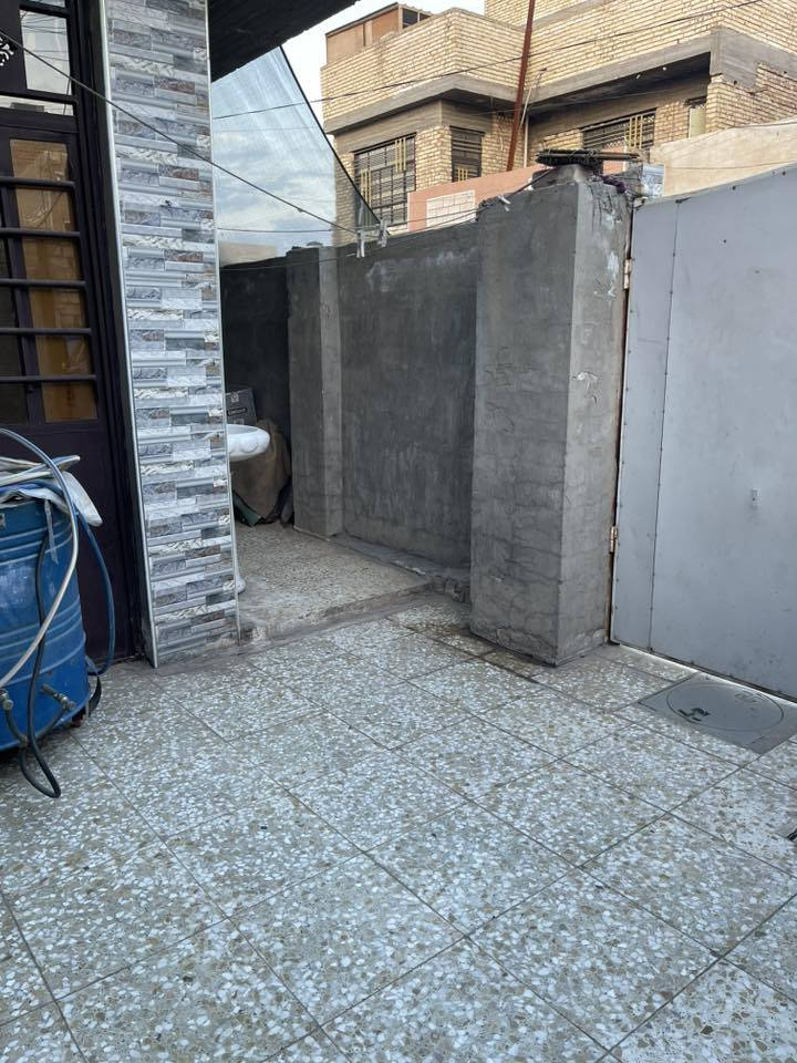 السلام عليكم بيت للبيع ⭕️
بمنطقه المخابرات بفرع مدرسه الابداع الاهلية سابقآ (مجمع الشهد) بيت ركن مساحته ١٠٠ متر واقع حال ١٢٢ يحتوي على٥ غرف نوم وصحيات خارجيه وداخلية وصحيات فوك مطبخ واستقبال وصاله للاستفسار ***********
