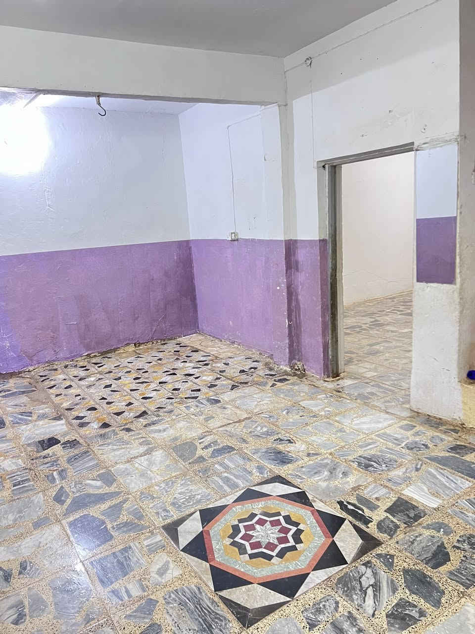 السلام عليكم بيت للإيجار في النجف حي المكرمة شارع 20 قرب سوق المكرمة يحتوي على ثلاث غرف وصالة ومطبخ واستقبال وسعر الايجار 400 
للاستفسار الاتصال على ***********
