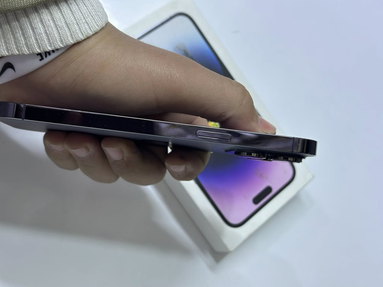 ايفون 14 برو ماكس 
شرق اوسط 
بطاريه 85🔋اصل 
ذاكره 256
وتر 
مكفول من كلشي 
السعر 775بي مجال 
العنوان بابل الحمزه الغربي 
الرقم ***********
