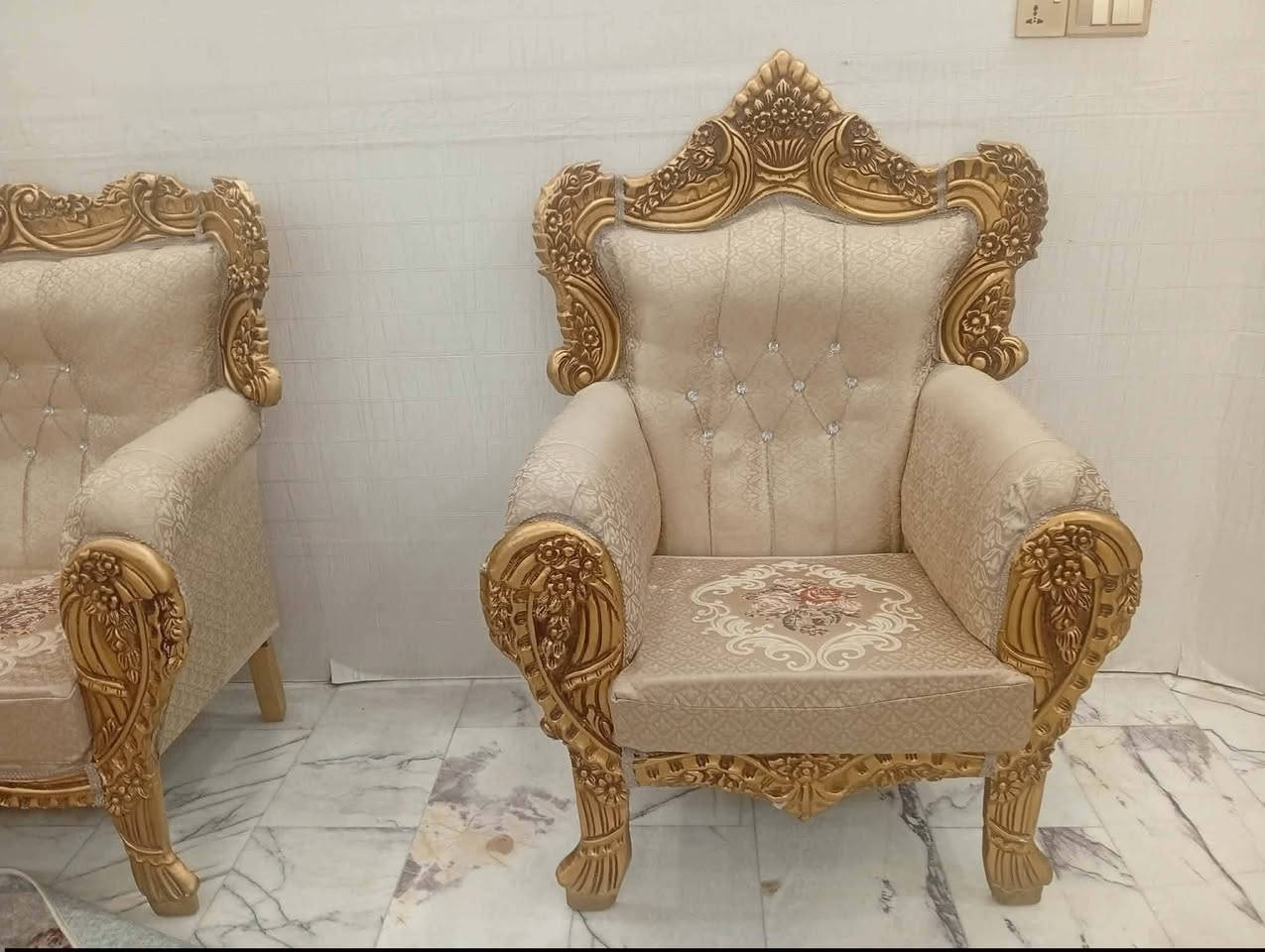السلام عليكم تخم ملكي 8 قطع للبيع مستعمل اخو الجديد ويا 5 ماصات ومخاد 
السعر خاص او انتصال 
مكاني الحله ابي غرق 
***********♕♕***********‬‏
