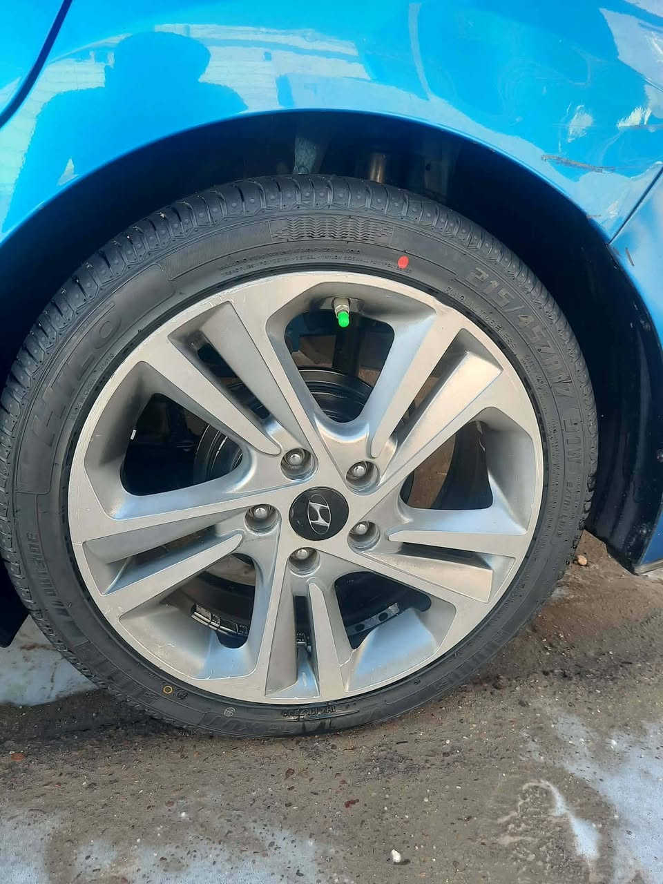 السلام عليكم تخم ويل كب 215/45/17 هو وتايراته تاير جديد صار اسبوع من مشدود انتاج 25 حساسات كله شغاله للبيع او مراوس بويل 16 عادي مكان بابل رقم ***********
