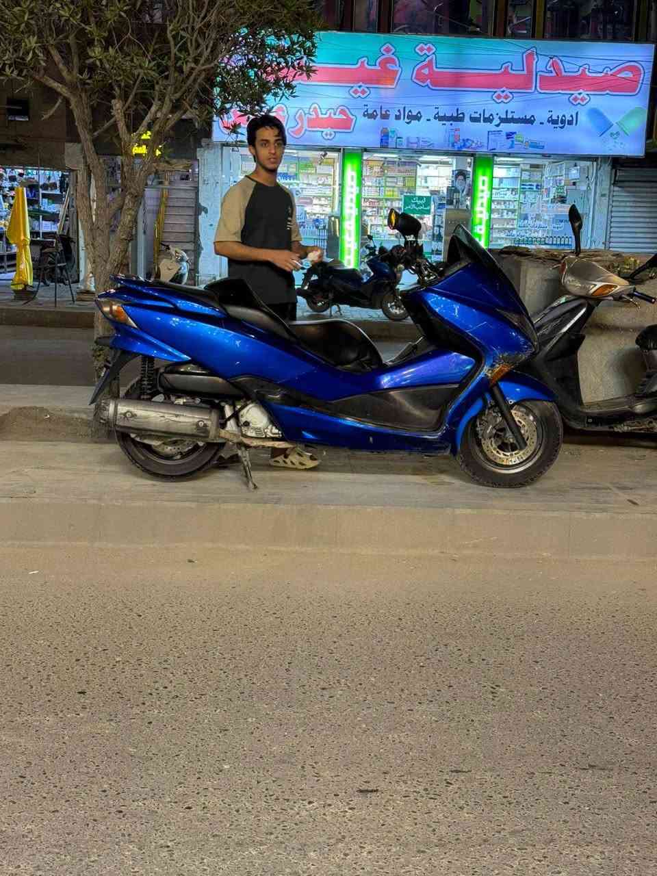 سلام عليكم دراجه
اس سفن
اربع تحويلات
مكينه بيضه مو سوده
بصمه وسويج طوارء
دراجه جاهزه وخير من الله
تفاصيل اكثر
***********
