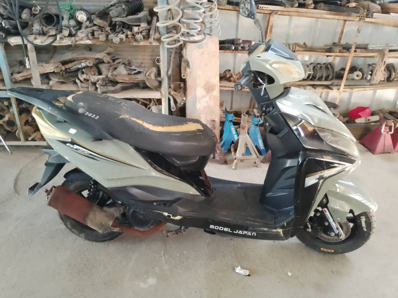 للبيع دراجه جيتور محرك ناعم حلو كابريتر سعر 300 وبيه مجال قليل لشراي العنوان داخل الرمادي رقم الهاتف ***********
