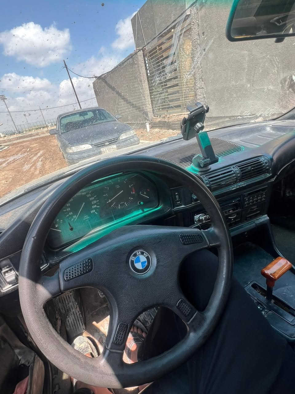 سلام عليكم للبيع بي ام 535 موديل 91 مكينه مسكر 6 سلندررقم نجف حداديه جديده ضربتها واضحه بالصوره الجاملغ الخلفي السعر 38 رقم موبايل *********** المكان سماوه
