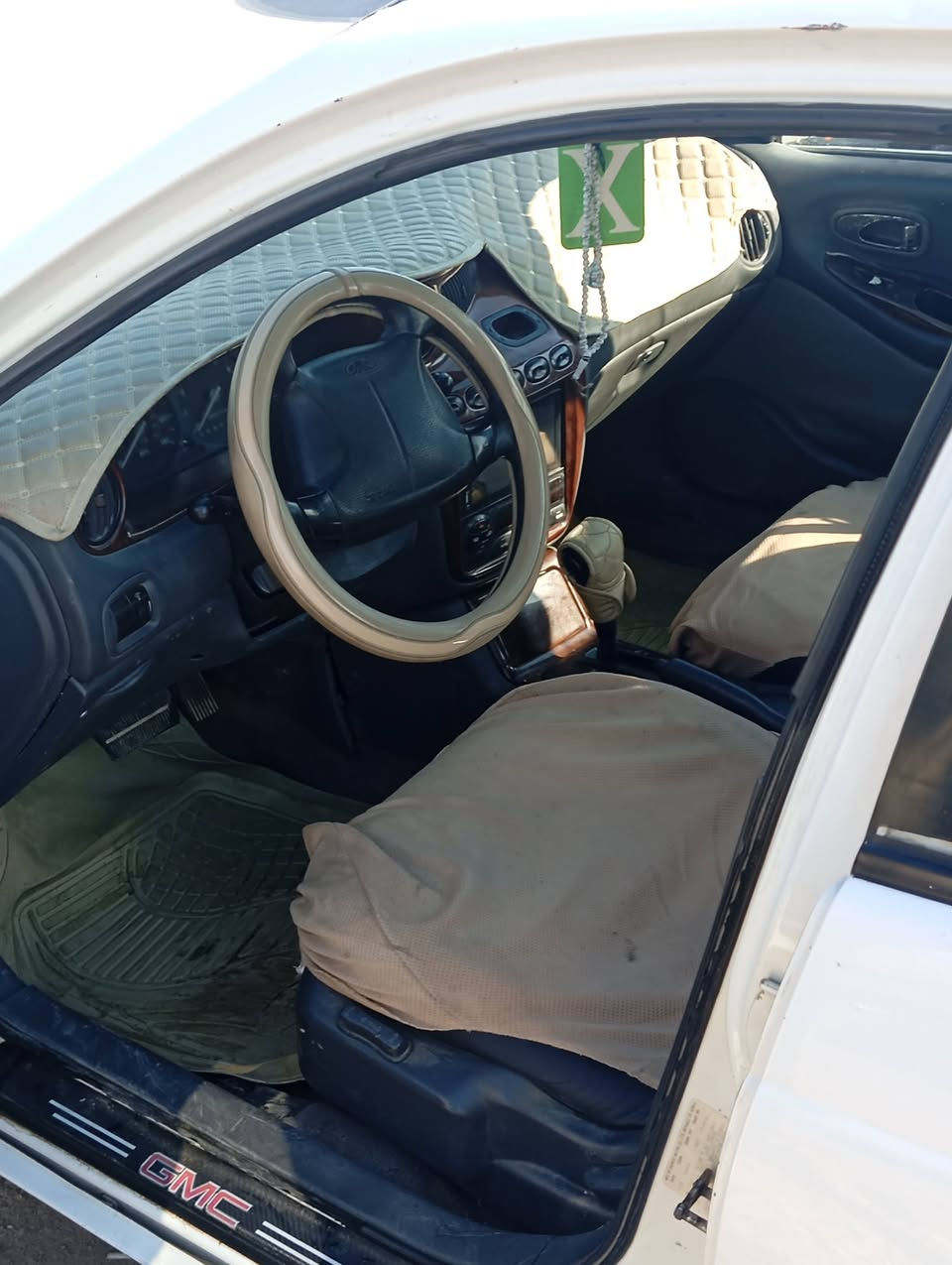 سياره لكنزة للبيع موديل 99السعر (50)الأضرار الي بيها جاملغ وباب خلفي صبغ وسياره كامله من كلها تبريد شغال محرك (2000)رقم الهاتف *********** و***********
