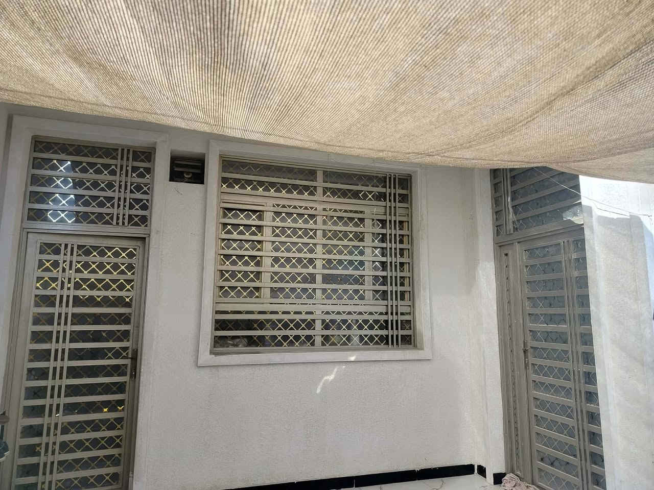 بيت للبيع حي الحكيم شارع افران الهادي قرب كورنيش مساحه 180متر طابوك يتكون من غرفتين نوم وصاله ومطبخ واستقبال مرقم من بلديه حديث جاهز للسكن كهرباء بوري نضام سبالت تقطير فوول مواصفات طابو زراعي سند 25 قريب على الكورنيش 
للاستفسار ***********
