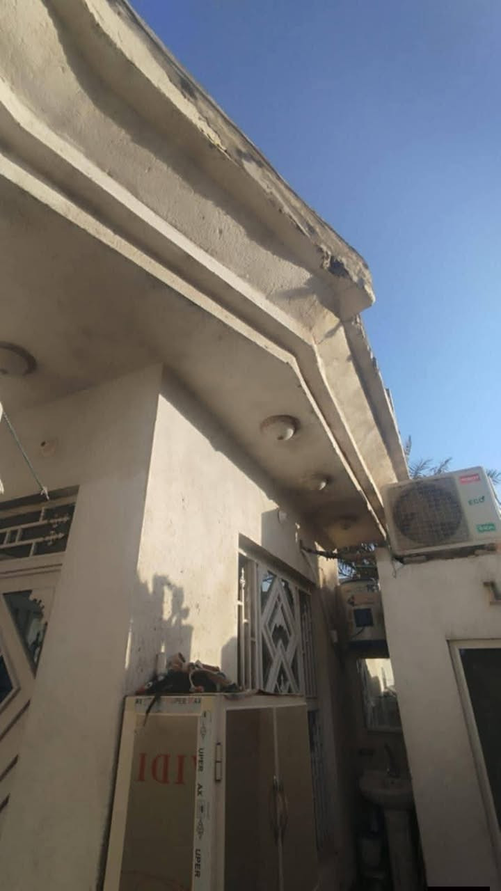 سلام عليكم بيت مساحته 125للبيع بحي المعلمين الثانيه بناء حديث الطابق الاول كامل والثاني غرفه ومجمع صحيات كامله والغرفه والهول واصلات للسقف يعني طابق ونص   مستعجلين عله بيعته  للستفسار ***********
