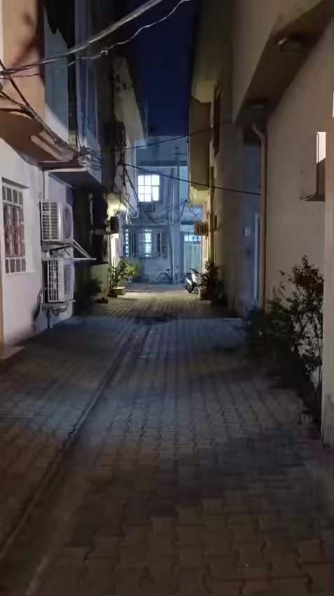 بيت مساحه 100 م.  شارع ميثم التمار فرع اسواق برتقاله يرهم بيت او حسينيه طابقين للاستفسار ***********
