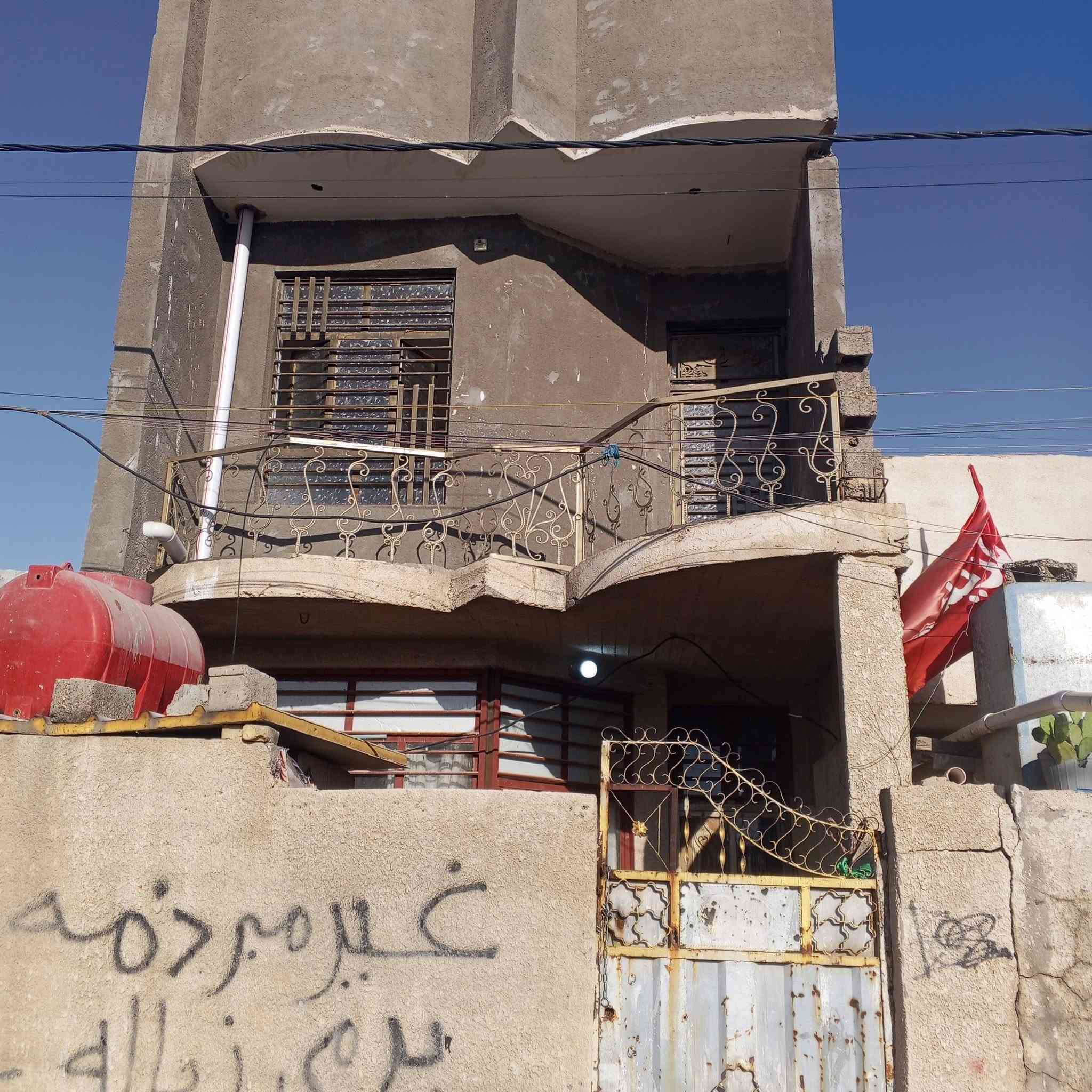 السلام عليكم 
البيت قاطين نضيف البيع 
في شارع أبو علي مقابل حسينيه ال هاشم 
تصال على هذا رقم ***********
