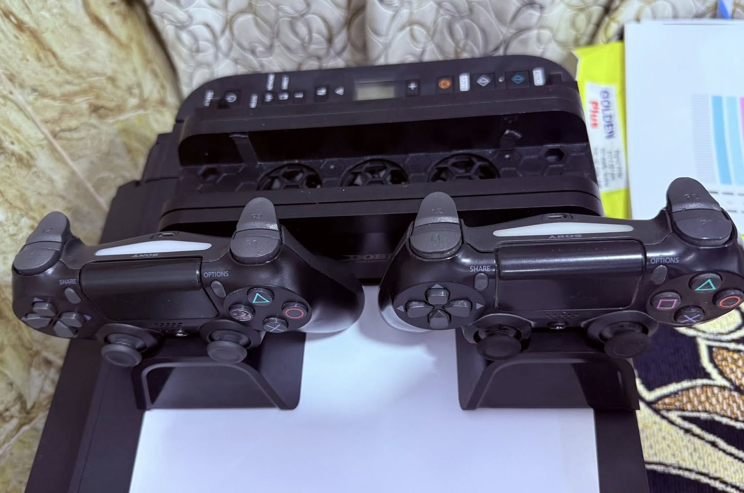 السلام عليكم بلي فور مفتوح عجينة فقط وان تيرة مهكر اصدار 9 افضل اصدار نظافة فول  مع كامل ملحقاتة سلك  POWER وسلك HDMI مع ستاند فريز (شحن يدات وستاند اقراص وتبريد بلي) السعر 280 وبي مجال للتواصل ***********
