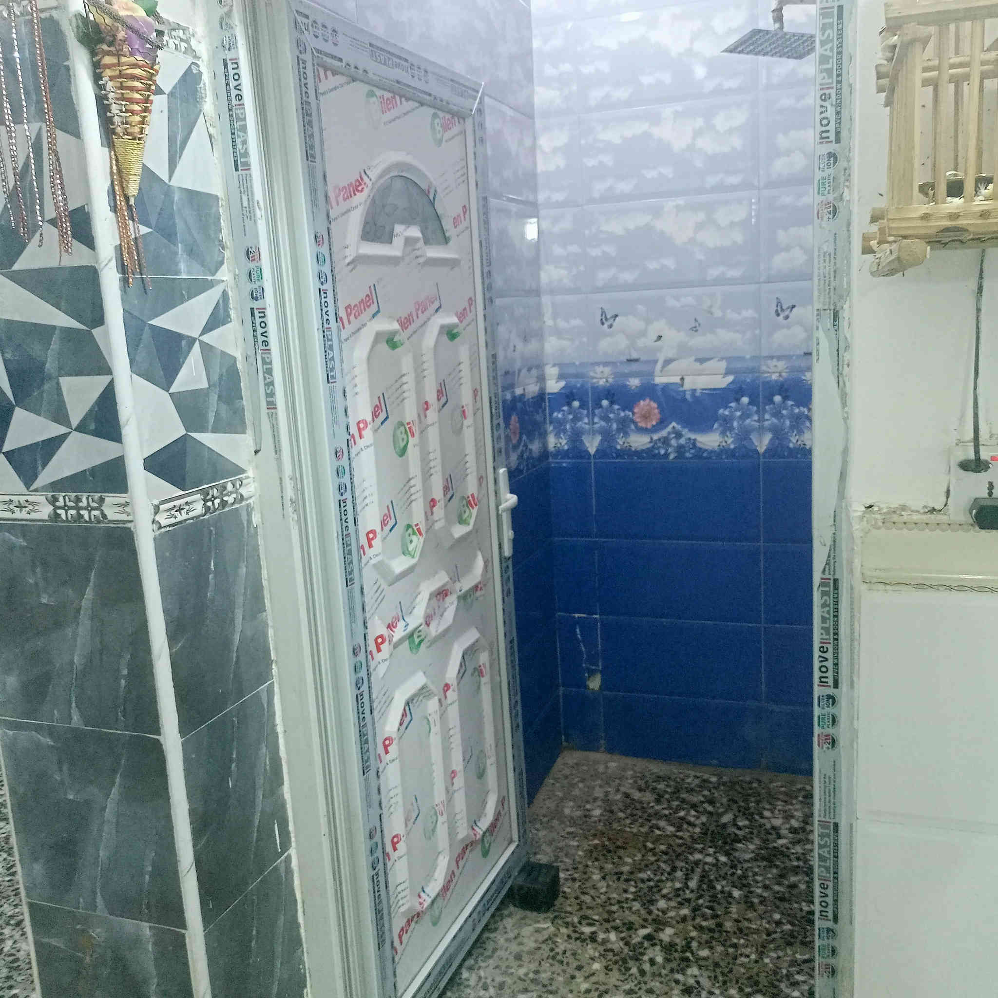 بيت اللبيع مساحة ٢٠٠ متر قاطين غرفتين نوم بل قاط الثاني وغرفتين جوة مكانة بغداد  قرب كراج الاسدي جامع زينب الكبرى شارع المواكب منطقة ٣٠٠ بل بداية السعر ١٤٥ هذ رقم والدي ***********
