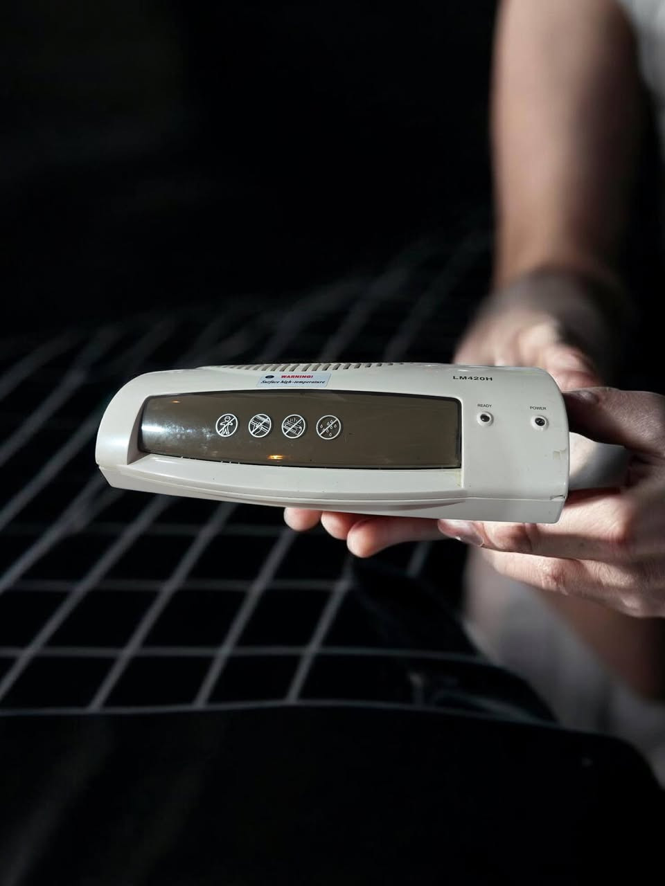 فرصة لأصحاب المكاتب والطلبة! 📢
جهاز تغليف (كبس) حراري احترافي للبيع.
كواليتي عالي وسعر مناسب جداً.
💰 السعر: 30,000 دينار.
🚚 التوصيل علينا مجاناً!
للبيع: جهاز كبس حراري (Laminator) احترافي - موديل LM420H
جهاز عملي جداً وسهل الاستخدام، مثالي لأصحاب المكتبات، الهواة، أو للاستخدام المنزلي والمكتبي للحفاظ على المستندات والبوسترات.
المواصفات والميزات:
 * الموديل: LM420H (يتميز بمتانة الأداء).
 * الوظيفة: كبس حراري عالي الجودة لحماية الصور، الهويات، والمستندات من التلف والرطوبة.
 * السرعة: كفاءة عالية في التسخين مع مؤشر ضوئي (Ready) يخبرك عندما يكون الجهاز جاهزاً للعمل.
 * الحالة: نظيف جداً وشغال بشرط الفحص.
 * التصميم: متين وبسيط، لا يأخذ مساحة كبيرة على المكتب.
العرض والسعر:
 * السعر: 30 ألف دينار فقط.
 * خدمة التوصيل: مجانية لجميع المناطق.
 * التواصل: المراسلة على الخاص (Direct Message).
ملاحظة: الجهاز مخصص للكبس الحراري فقط (بدون مقص ورق). القطعة مميزة وسعرها مناسب جداً مع التوصيل.


**إذا كنت صاحب هذا الإعلان وتريد حذفه لأي سبب، رجاءا أرسل رسالة إلى الدعم الفني**