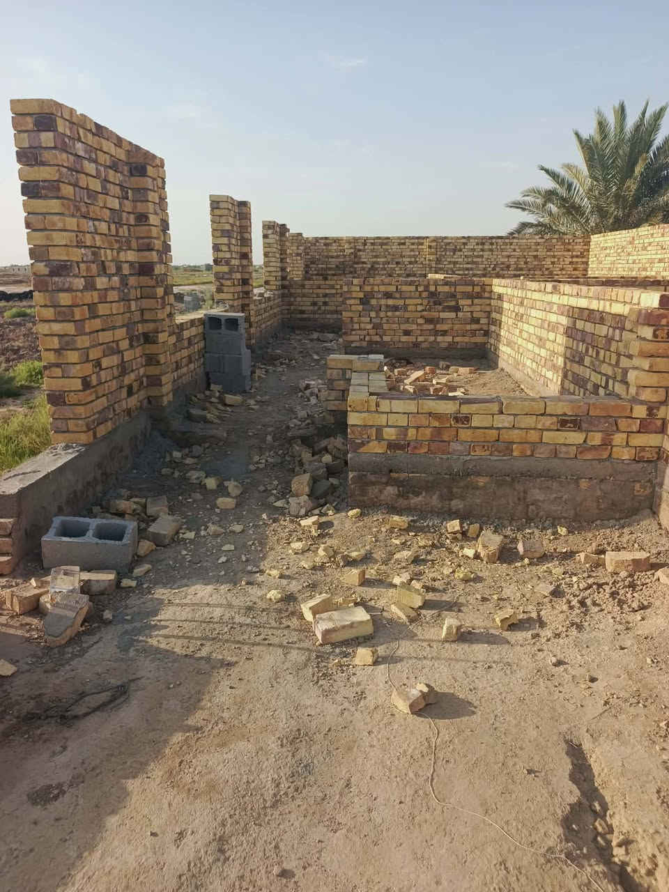 هيكل بركيوه خارج حدود البلديه المساحه 180والبناء150غرفه وصاله ومطبخ واستقبال وصحيات داخله وخارجيه ‏‪***********‬‏هذا صاحب البيت
