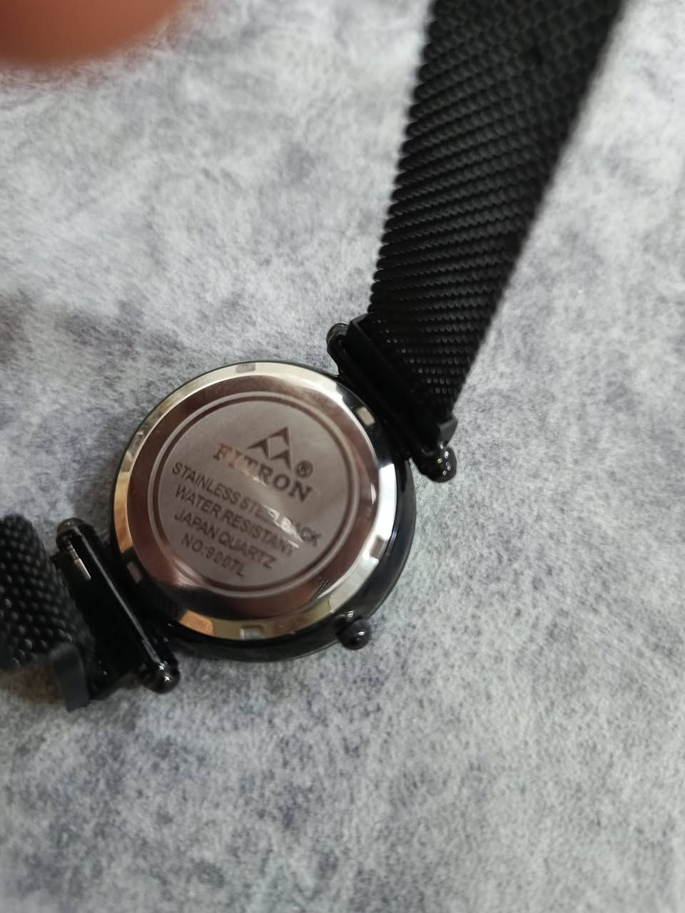 الماركة: فيترون (Fitron)💯
نوع الحركة: تعمل بحركة الكوارتز (Quartz) تعتمد على محركات يابانية عالية الجودة.
السوار: يأتي السوار بتصميم شبكي (Mesh) مصنوع من الفولاذ المقاوم للصدأ (Stainless Steel).
القفل: تعتمد هذه النسخة غالباً على قفل مغناطيسي لسهولة الارتداء والتحكم في المقاس.
الميناء: ميناء أسود مزين بفصوص كريستالية عند مؤشرات الساعات، مع أرقام رومانية محفورة على الإطار الخارجي .
الزجاج: يتميز بكونه زجاجاً معدنياً مقاومًا للصدمات والخدوش البسيطة.
السعر خاص 🌹🎀


**إذا كنت صاحب هذا الإعلان وتريد حذفه لأي سبب، رجاءا أرسل رسالة إلى الدعم الفني**