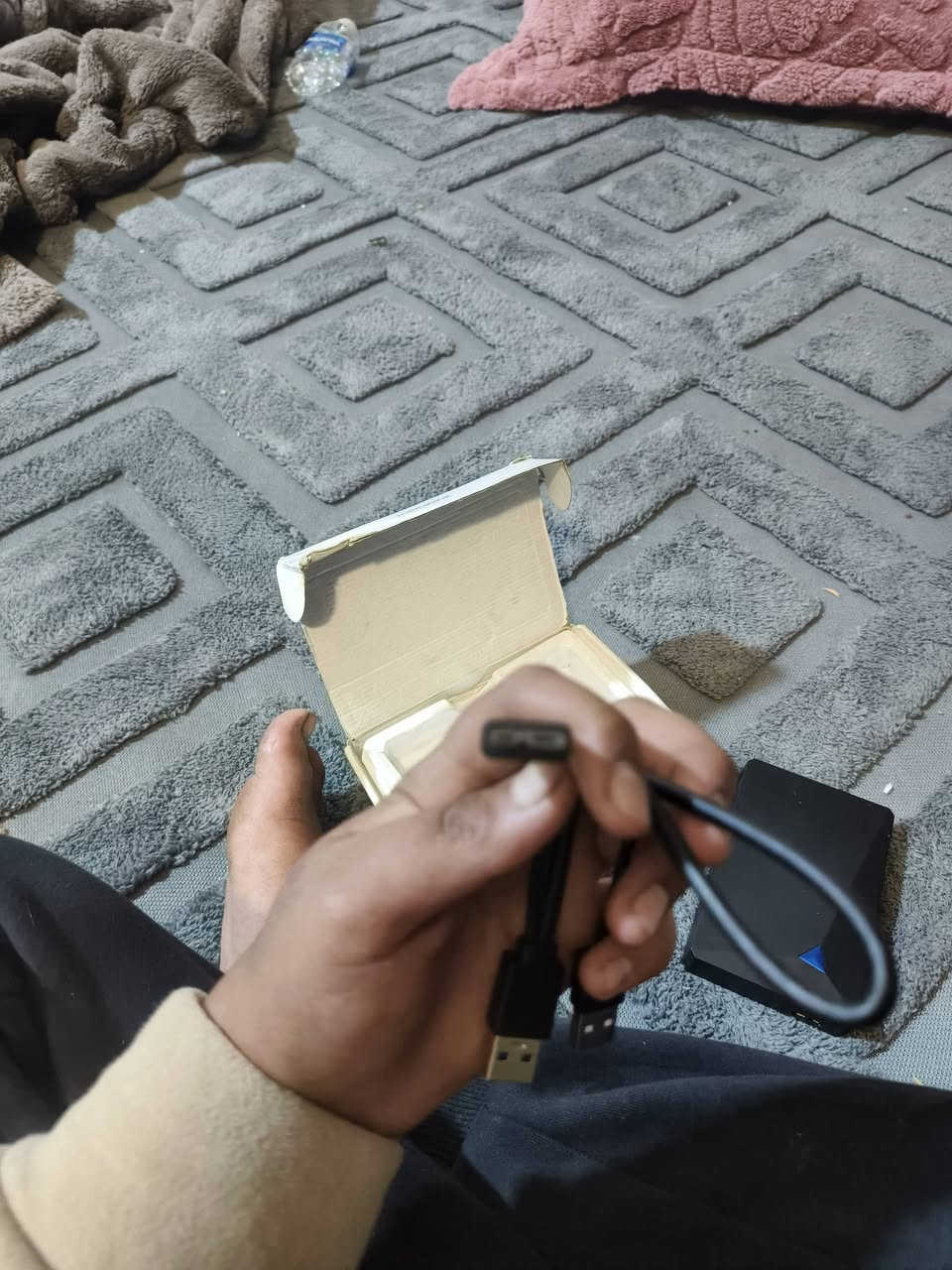 محرك الأقراص الثابتة المحمول Eaget سعة 1 تيرابايت هو قرص صلب خارجي يوفر مساحة تخزين إضافية ونسخ احتياطي لملفاتك. يتميز هذا الجهاز بسرعة نقل بيانات عالية وميزات تجعله مناسبًا لمختلف الاستخدامات.
الميزات والمواصفات:
السعة: 1 تيرابايت.
النوع: قرص صلب ميكانيكي محمول (HDD) بحجم 2.5 بوصة.
الواجهة: USB 3.0، مما يوفر سرعة نقل بيانات تصل إلى 5 جيجابت في الثانية.
التوافق: متوافق مع أجهزة الكمبيوتر المكتبية، وأجهزة Mac، وأجهزة اللابتوب.
ميزات إضافية:
مقاوم للصدمات في بعض الطرازات (مثل G20 Pro).
مزود بمؤشر LED للتشغيل. 
أماكن الشراء:
يمكن العثور على محرك الأقراص هذا عبر الإنترنت في العديد من المتاجر الإلكترونية. بعض الأماكن التي تبيعه تشمل: 
علي إكسبريس (AliExpress): يتوفر في عدة خيارات للقدرة التخزينية.
نون (Noon): قد تتوفر طرازات محددة مثل G20Pro.
علي بابا (Alibaba): يتوفر للبيع بالجملة والتجزئة.
متاجر محلية عبر الإنترنت: يمكن العثور عليه في منصات تسوق محلية في دول مختلفة. 
هل ترغب شغال 100/100 كلشي ما بيه السعر 80الف وبي مجال مكاني بغداد الشعله رقمي ***********متواجد وتساب
