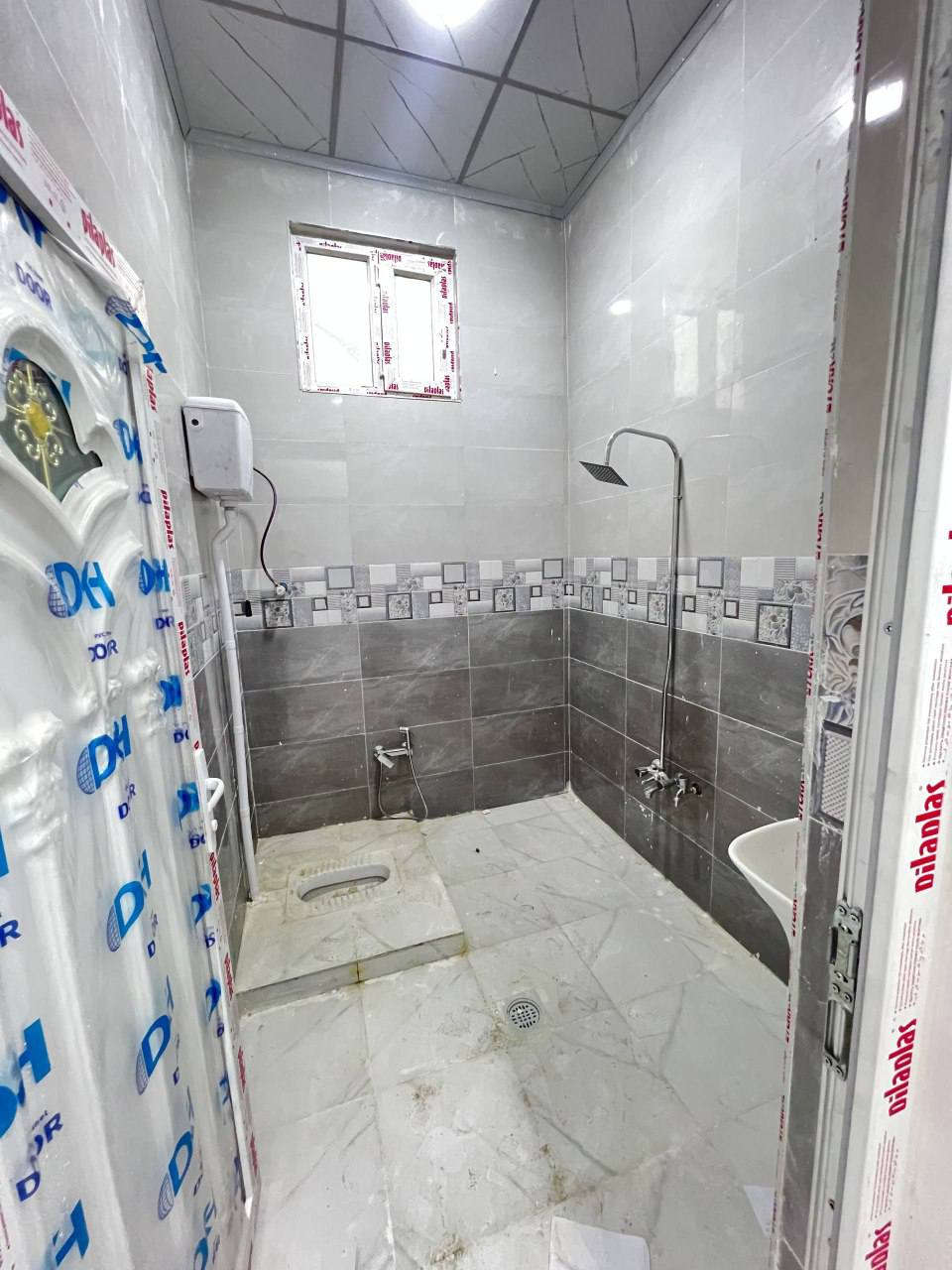 بيت للبيع في الموصل (حي التحرير ) قرب متوسطة المهدي 
زيرو البيت تسليم مفتاح فوري🔑
المساحة 100 متر طابقين الواجهة 5
سند ملك صرف طابو الزهور شرط التحويل 
الطابق الاول (غرفة + هول+ استقبال+ مطبخ + صحيات)
الطابق الثاني (ثلاثة غرف 3   + صحيات )
بناء درجة اولى✅
قريب من الشارع العام وسوق حي صدام
(قمنا بنشر فيديو + صور )
السعر مناسب 
اكتب تم يصلك السعر مباشرةً
***********
***********
