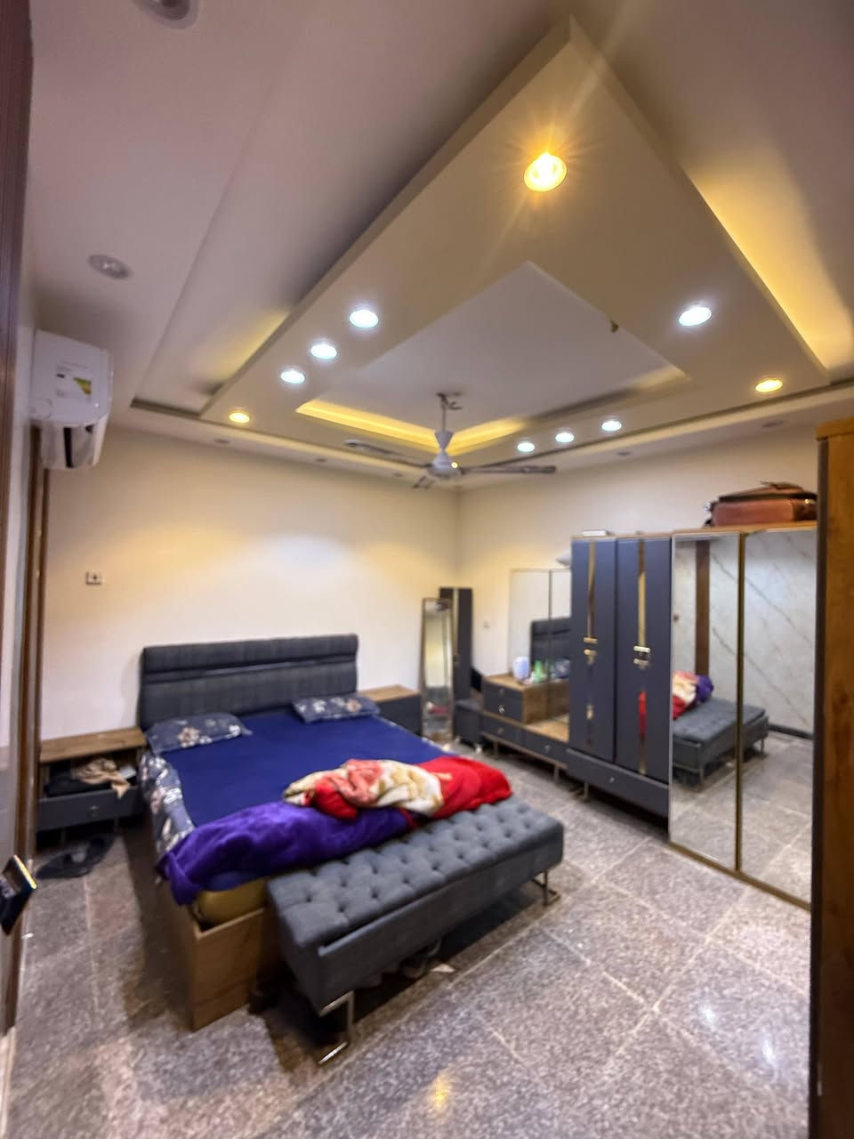 بيت مساحة 100م مؤثث للإيجار بشهداء السيدية بشارع الملعب قرب تقاطع الدرويش
مؤثث بالكامل غرفتين كبار وغرفة صغيرة تكفي نفر وصالة وهول ومطبخ وحمام وكراج 
***********
