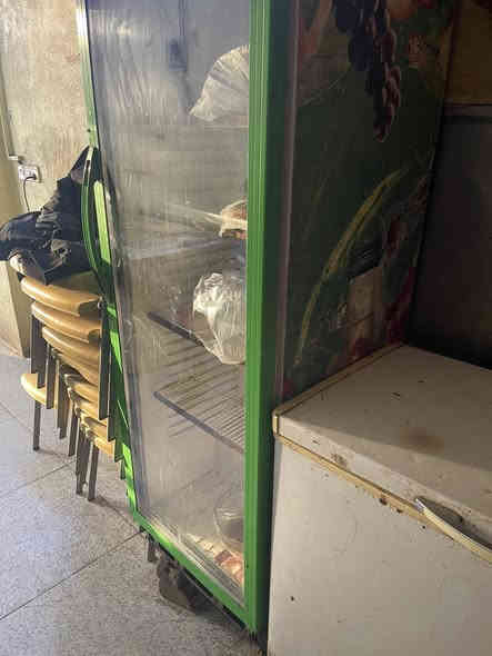 سلام عليكم عيني مجمدة وشواية وطباخ وثلاجة الخاصة بالمحل وفرامة لحم  للبيع للاستفسار عن السعر الاتصال على الرقم ***********
