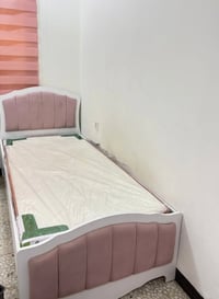 غرفه بناتي السعر ٣٠٠ 5 قطع  قطعه وحده بيها ضرر بسيط  مع سرير إضافي  غز...