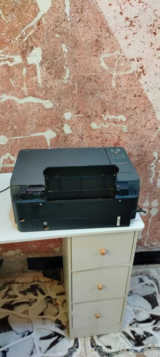 للبيع طابعة Canon PIXMA G3420  متعددة الوظائف، اقتصادية جداً في استهلاك الحبر ومثالية للدراسة، العمل المكتبي، وطباعة الصور بجودة عالية.
​المواصفات والوظائف:
​نوع الطابعة: طابعة حبر سائل (Inkjet) بنظام الخزانات المستمرة.
​نوع الطباعة: تطبع باللونين (أسود + ملون).
​طباعة الصور: تدعم الطباعة على ورق الصور الفوتوغرافية والورق السميك (Glossy Photo Paper) بكفاءة عالية الى وزن( 240 غرام ).
​الوظائف: 3 في 1 (طباعة، استنساخ/تصوير، ومسح ضوئي/سكانر).
​طرق الاتصال: تدعم الاتصال اللاسلكي (Wi-Fi) للطباعة من الهاتف أو الكمبيوتر.
​الطباعة وجه واحد.
​حالة الطابعة:
​الحالة العامة: مستعملة بحالة جيدة جداً، نظيفة تماماً ولا يوجد بها أي عطل أو خدش.
​جودة الطباعة: جاهزة للاستعمال الفوري
​السعر المطلوب: 140 ألف دينار.
​للاستفسار والتواصل: يُرجى إرسال رسالة على الخاص.


**إذا كنت صاحب هذا الإعلان وتريد حذفه لأي سبب، رجاءا أرسل رسالة إلى الدعم الفني**