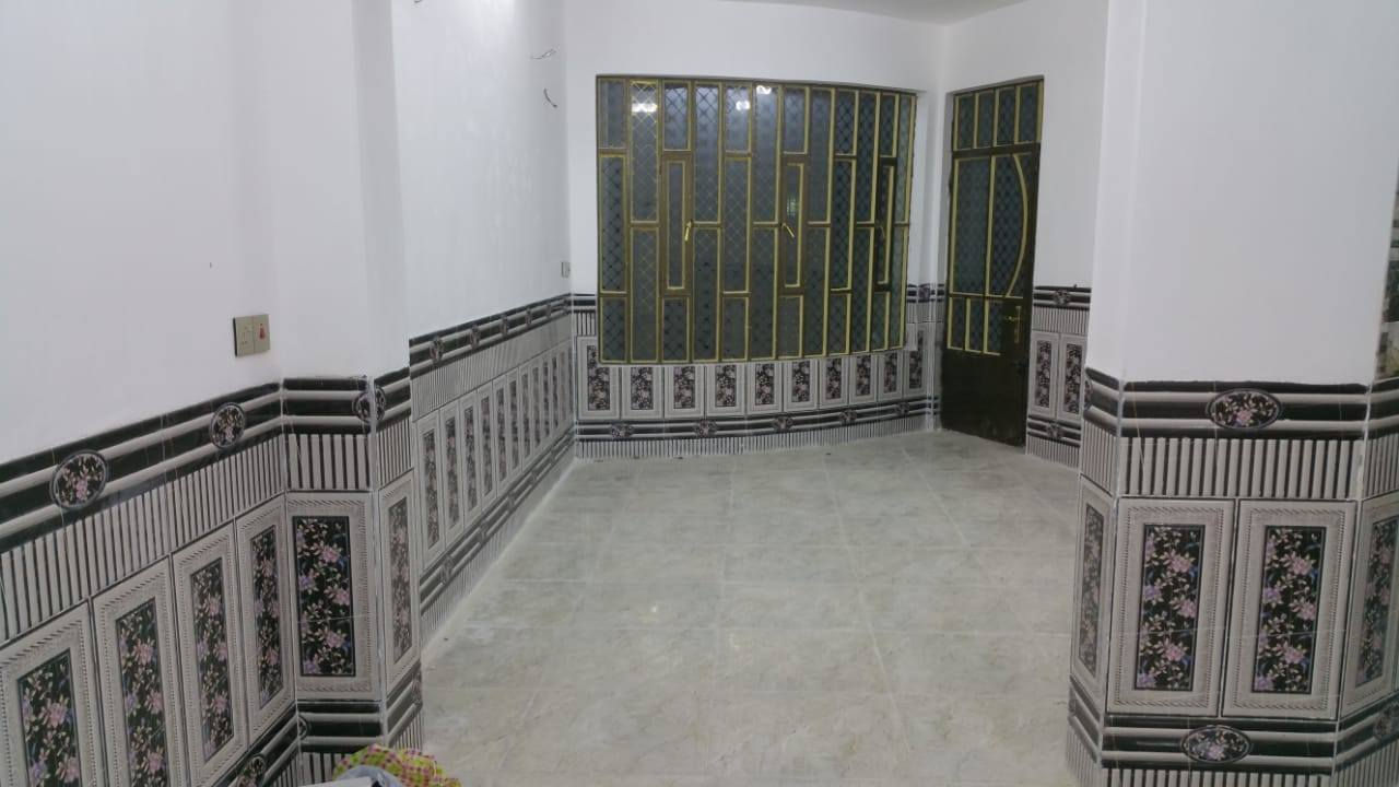 بيت للبيع قريب جداً على مدخل شارع المحيط بداية الطي قرب السيطرة
في أول نزال بالطي دقيقتين عن شارع المحيط 

المساحه١٣٠م 

طابق واحد  بناء حديث كونكريت مسلح كامل من كل التفاصيل وكله شغل درجة أولى 

الواجهة (الجبهة) 7.30م
الواجهه طلس ابيض +مصاطر و مطعم بمرمر أسود عمل درجة أولى 
 
 
النزال 17.80 م 

المحتويات 

-مدخلين للمطبخ+مدخل للاستقبال 

-غرفة نوم 

-حمام+مرافق شرقية+غربية 

-مطبخ كبير مفتوح على الحولي كله سيراميك درجة أولى  للسقف 

-غرفة استقبال كبيرة 

-بيتونة كبيرة 

-سطح مغلف اشتايكر عمل درجة أولى يحتوي على كراج سيارة وحديقة جانبية

-الكراج 5.30×3.20

-الحديقة 5×3.6م 

كله كامل

والارضية الداخلية كلها بورسلين ايفا درجة أولى 

مع إزارة هندية لكل البيت سيراميك هندي درجة أولى 

_ الطرمة الخارجية سيراميك حامضي درجة أولى + حديقة خارجية 

الموقع بداية منطقة الطي يبعد عن الامامين الكاظمين عليهما السلام 15 دقيقة مشيا على الأقدام 
و 3 دقائق بالسيارة 

 قطعة رقم 1 شارع الكامرات نزال أسواق الامير سابع الفرع على جهة اليسار

السعر مناسب جداً 
للتواصل على الواتساب أو الاتصال على الرقم ***********
