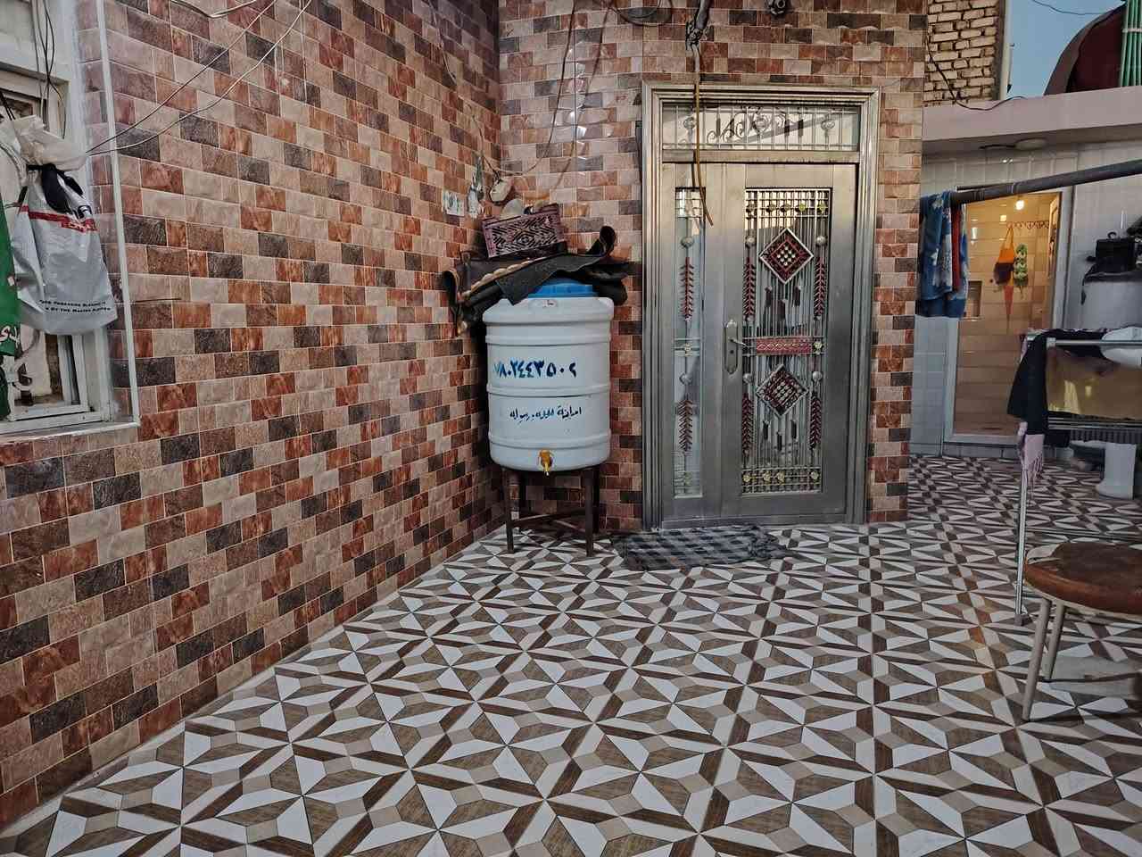 دار لبيع في التقيه ثالثه خلف مطعم بغداد طابو صرف ركن ع ساحه  طابقين المساحه ١٤٠ متر البيت عكاده 
٣ غرف نوم وصاله واستقبال مطبخ وصحيات داخليه خارجيه 
استفسار ***********
