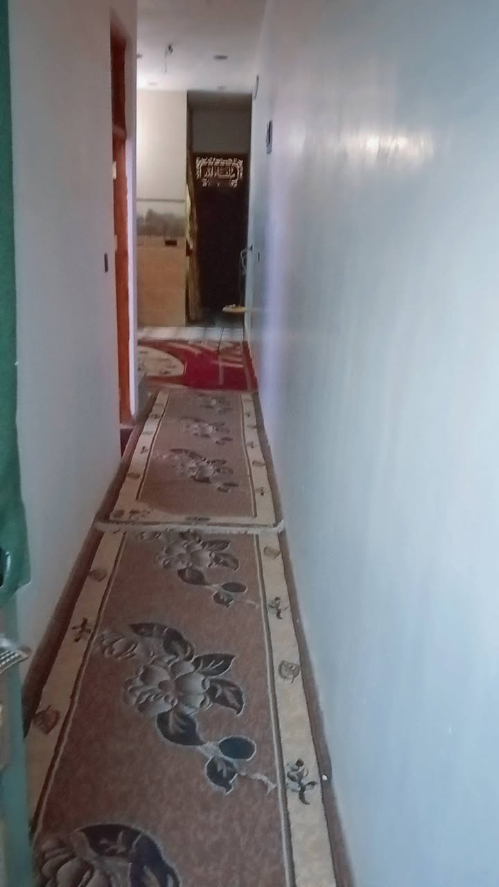 سلام عليكم بيت زراعي كامل الخدمات مي بدون ماطور كهرباء مجاري وتبليط قريبا أن شاء الموقع المعلمين قرب اسواق السلام البيت طابق واحد مساحة 110مدخلين ارتفاع البيت عن شارع متر غرفه نوم 5ب5 صاله 9ب5ستقبال 6ب4 حمام داخلي وخارجي منور البيت نضيف ومرتب بسمي السعر 55رقمي ***********
